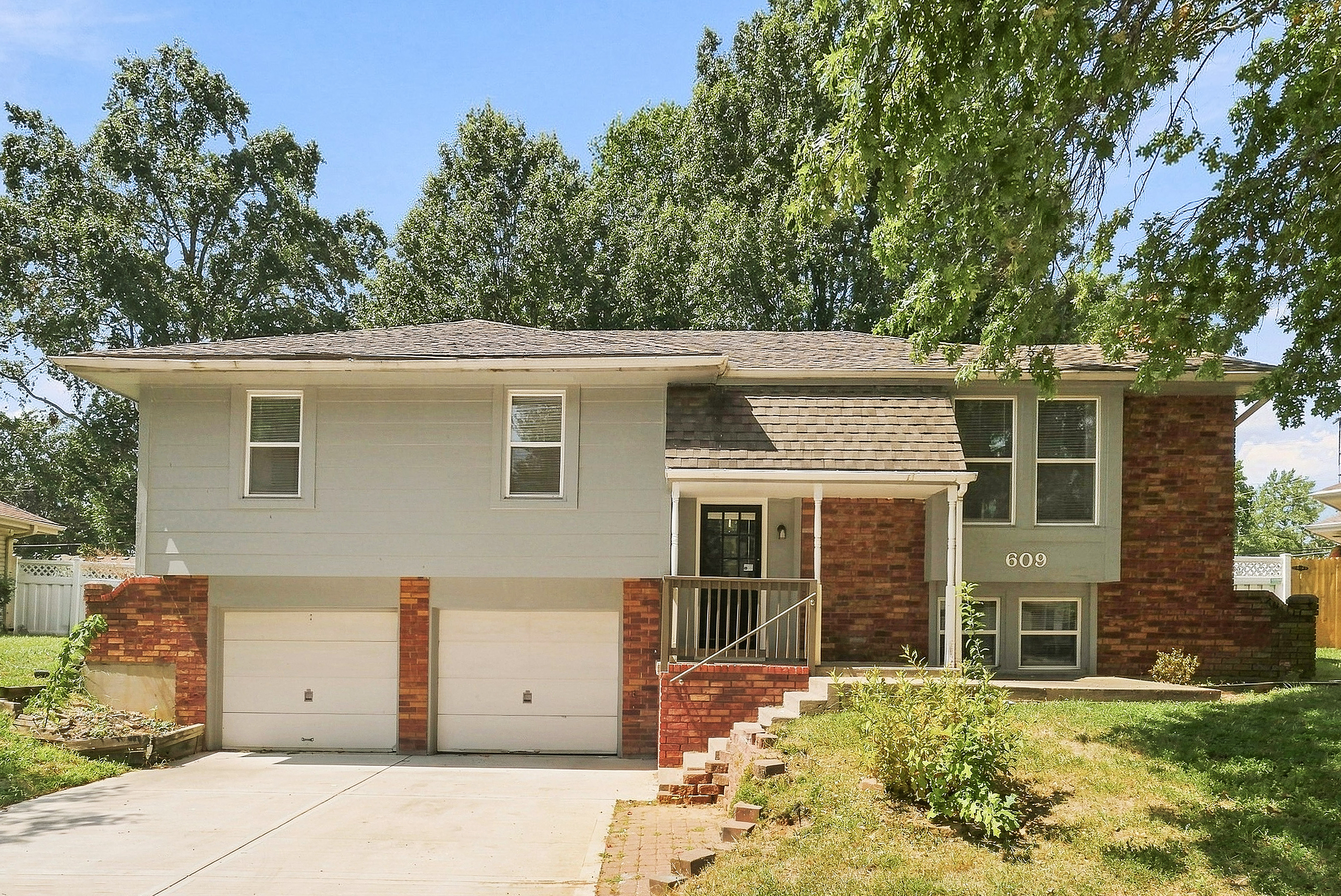 609 N E 2ND ST BLUE SPRINGS, MO 64014